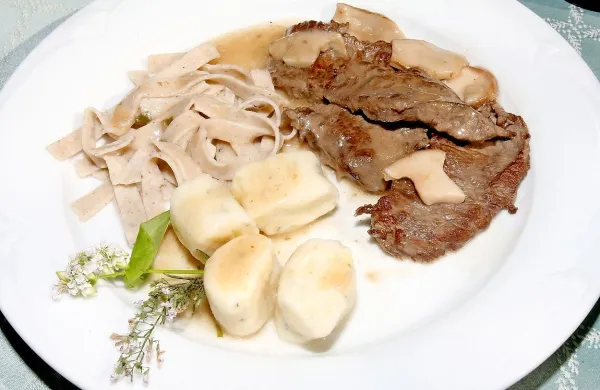 Kdor ni alergičen na gluten (ki je v moki) in jajca, si lahko ob zrezku brez strahu privošči tudi  njoke in domače testenine