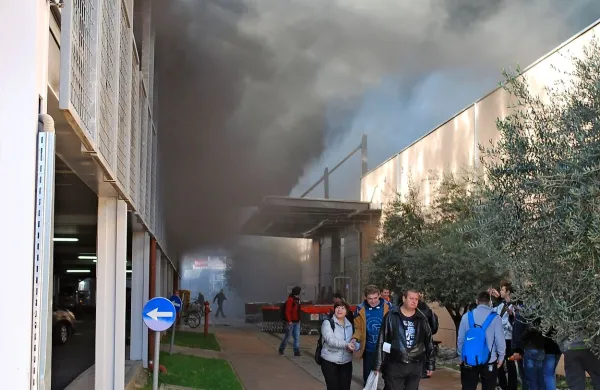 Nad centrom se je vil gost dim.