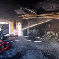  Gasilci so najprej gasili z gasilniki, dokončno pa še z vodo iz cevi.