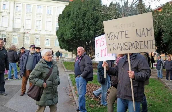 Pred sedežem Mestne občine Maribor se je danes na pobudo anonimne Civilne iniciative proti varčevanju za zdaj zbralo več deset ljudi. Na ta način želijo izraziti nezadovoljstvo s stanjem v mestu in državi.