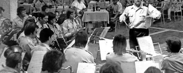 Pihalni orkester Piran pod Peganovo taktirko med promenadnim koncertom za turiste v Portorožu leta 1976