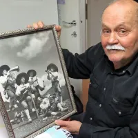 V narodnozabavnem ansamblu Veseli planšarji je Pegan igral štiri leta do nastopa prve služne na Primorskem. Na spominski fotografiji je prvi z leve.