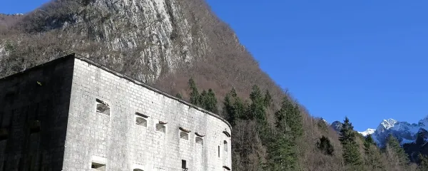 Trdnjava Kluže je ena prvih točk na Poti miru od Alp do Jadrana.