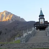 Spominska cerkev Svetega duha na Javorci je eden najbolj markantnih  spomenikov soške fronte.