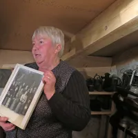 Jožica Strgar o vsakem predmetu  v svojem muzeju pove zgodbo.