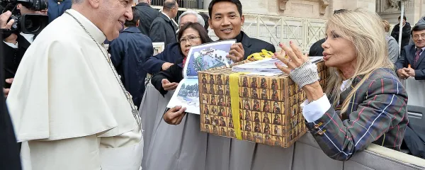 Tako je Maria Giovanna Elmi papežu Frančišku v Vatikanu izročila “pošto” s povabili na Svete Višarje. 