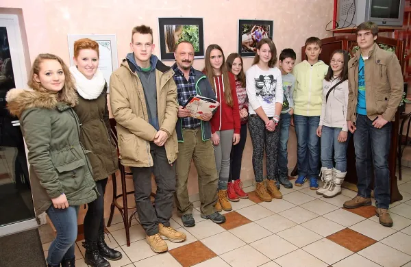Člani fotokrožka OŠ Toneta Tomšič Knežak z mentorjem Stojanom Spetičem. 