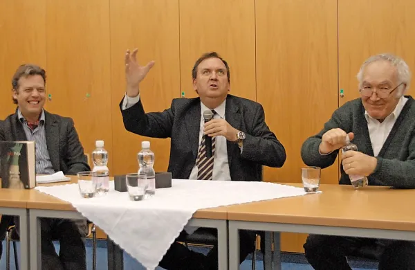 Juriju Paljku (v sredini) besede ne tečejo samo na papirju, ampak ga je veselje tudi poslušati; levo ob njem je Tino Mamić, desno Aleš Berger.