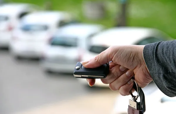 Starši, ki želijo svojim najstnikom kupiti starejši manjši avtomobil, lahko s tem svojega otroka izpostavljajo nevarnosti, svarijo strokovnjaki britanske revije Injury Prevention.