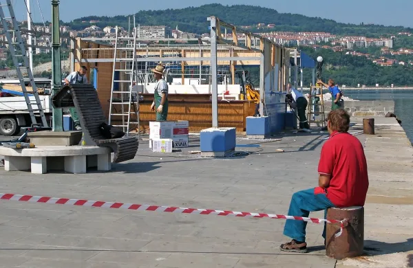 Tako so junija 2008 odstranjevali okrepčevalnico na pomolu.
