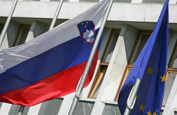 Bonitetna agencija Standard & Poor's je manj kot sto dni po nastopu vlade Mira Cerarja izboljšala izglede za Slovenijo z negativnih v stabilne in potrdila dolgoročno in kratkoročno kreditno oceno države pri A-/A-2. 