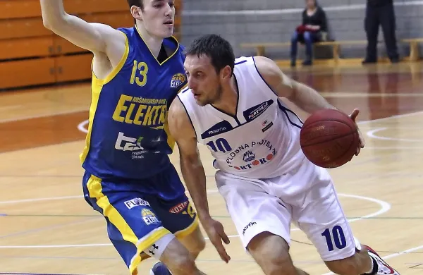 Vjeka Petroviča (desno) in ostale ladjarje čaka drevi težka naloga.