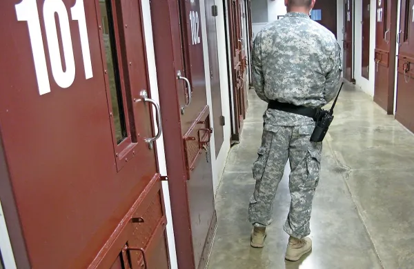  Iz ameriškega vojaškega zapora Guantanamo na Kubi so danes izpustili štiri afganistanske zapornike. Z vojaškim letalom so jih prepeljali v Kabul in jih predali lokalnim oblastem. 