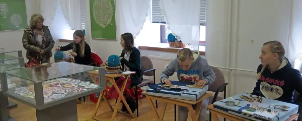 V Idriji (fotografija je z nedavnega dneva odprtih vrat v čipkarski šoli) so prepričani, da spori ne bodo okrnili svetovnega čipkarskega  kongresa.