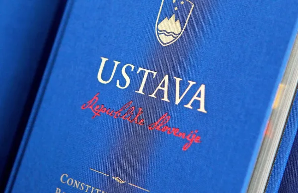 Pomembno vlogo pri odcepitvi je predstavljala slovenska ustava, s katero se je Slovenija odcepila tudi pravno.