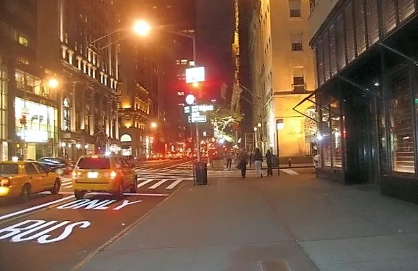 V New Yorku je napadalec v soboto s strelom v glavo ubil dva mestna policista. 