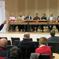 Na vprašanja novinarke Primorskih novic  Veronike Rupnik Ženko (skrajno desno) so v Domu na Vidmu odgovarjali (z desne)  poveljnik občinskega štaba Civilne zaščite Ilirska Bistrica Janko Slavec, dr. Andrej Mihevc z  Inštituta za raziskovanje krasa v