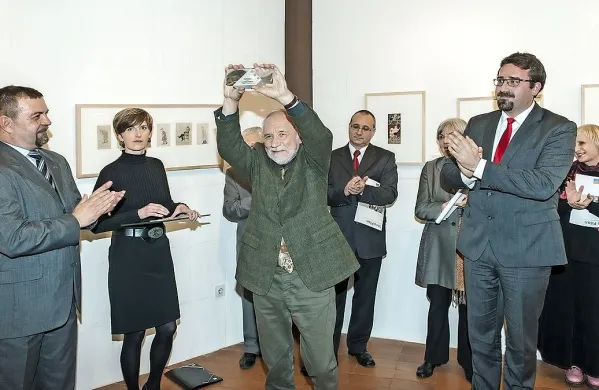 Občina Ajdovščina je Dominiqueu Pilonu podelila spominsko priznanje za neprecenljiv prispevek pri ohranjanju kulturne dediščine očeta Vena Pilona v Ajdovščini.