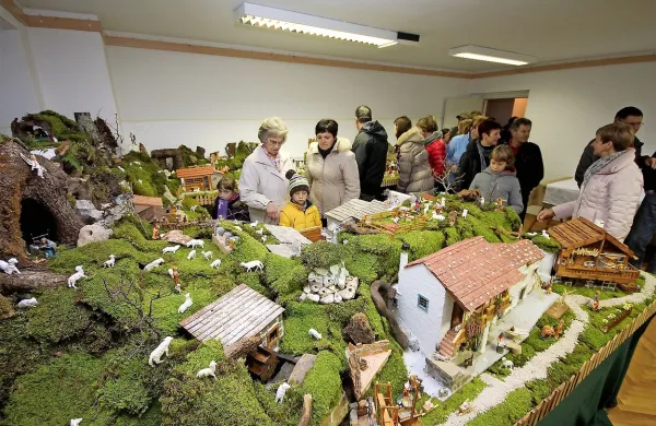 Jaslice prikazujejo  številne pokrajine od vzhoda do zahoda, od puščav do alpskih koč, ob tem pa še različne obrti in vsakdanja dela .