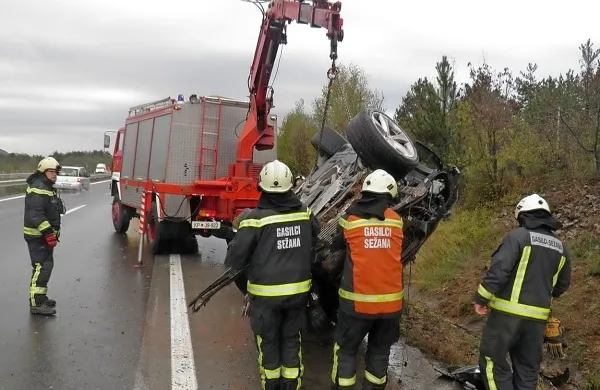 Kraški gasilci med eno od reševalnih akcij na avtocesti.
