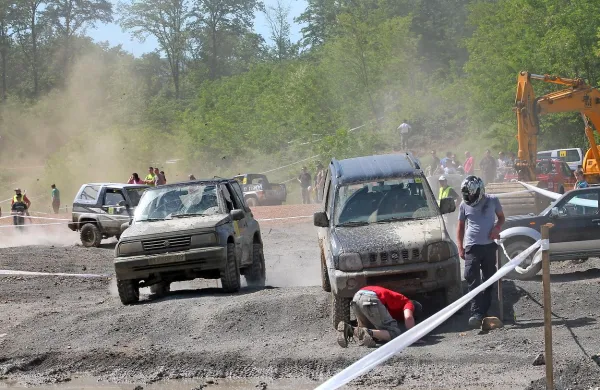Slovenski pokal 4x4 (posnetek je s tekme društva 4x4 Lijak na Vogrskem)  nudi obilo izzivov dirkačem in užitka gledalcem. 