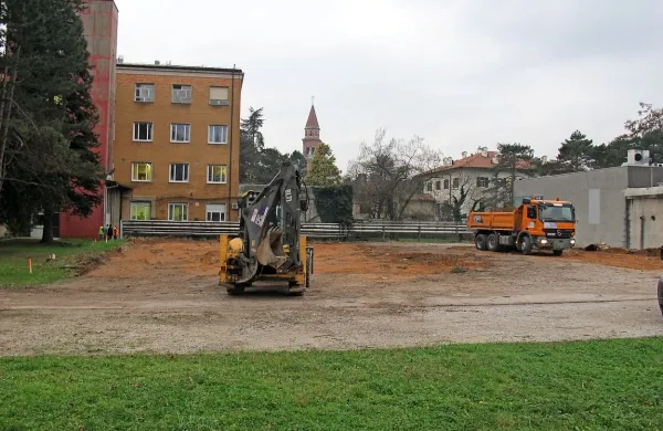 Ob bolni&scaron;nici bo leto dni hrupno in pra&scaron;no