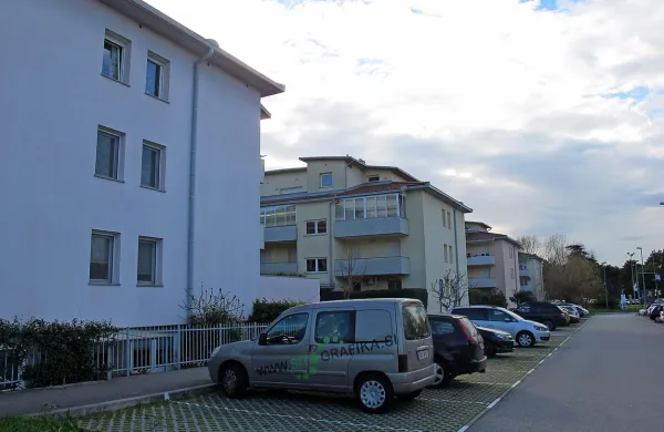 Najemniki stanovanj na Ronketu so ogorčeni: sklad jim je “povečal” stanovanja in jim zdaj  hoče povišati najemnino tudi za  sto evrov in več. Na skladu vztrajajo, da morajo plačati, se preseliti ali pa izseliti.