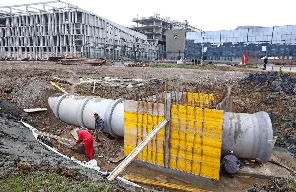 Za večnamenskim objektom na Bonifiki nameščajo 600 metrov dolg sistem betonskih cevi, v katere so speljali meteorne kanale. 