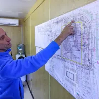 Samir Halilagić iz Grafista na projektni dokumentaciji kaže potek komunalne infrastrukture na območju Bonifike.  