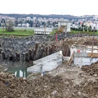 Brez lesenih pregrad in vbodnih črpalk bi se na gradbišču težko ubranili vdora morske vode v gradbeno jamo. 