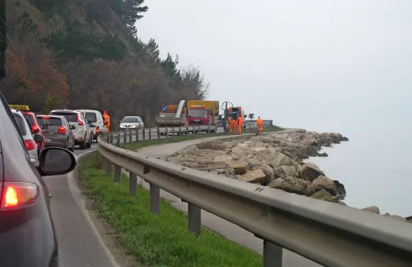 Delavci CPK so včeraj     popravljali varnostno ograjo ob obalni cesti, zaradi česar je bil oviran promet.