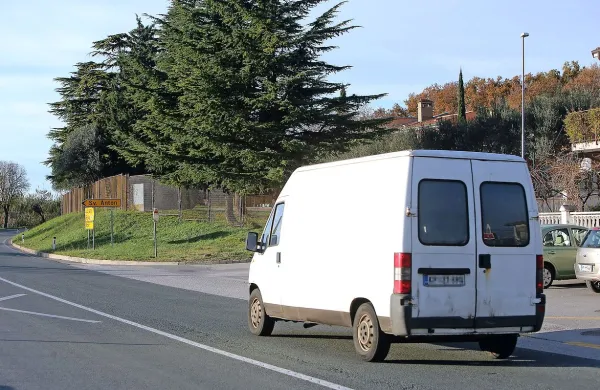 S podobno prijavo so se 10. decembra ukvarjali koprski policisti, ko je moški v Dekanih v vozilo poskušal zvabiti osnovnošolko