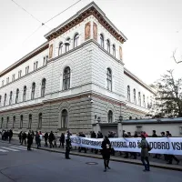 Le malo pred tem, ko  je Miro Cerar začel naštevati dosežke vlade, med katerimi je tudi dialog s socialnimi partnerji, so predstavniki gospodarstva in sindikatov pred vlado  protestirali proti okoljskim dajatvam. Vlada je gospodarstvu prišla naproti,