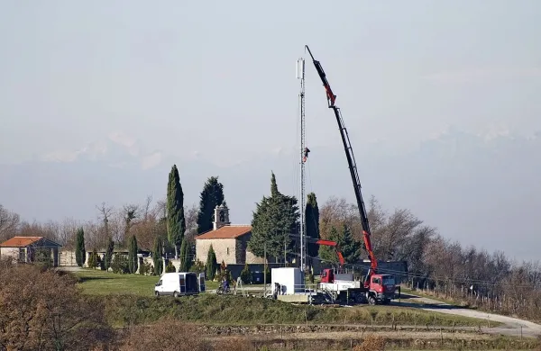 Pri pokopališču in cerkvi pred vasjo Glem je Telekom  pred dobrimi desetimi dnevi postavil stolp bazne postaje.   