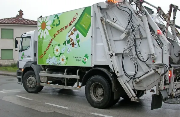 Ker občani več ločujejo, se je zmanjšala količina mešanih odpadkov in posledično znižala cena položnice za odvoz smeti. 