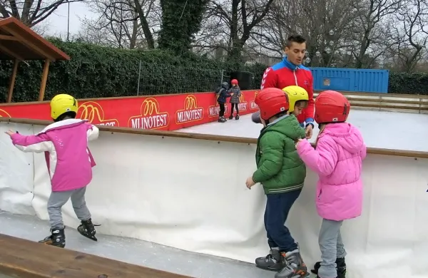 Ajdovci se lahko v teh dneh  zabavajo in družijo na ledeni ploskvi drsališča  za grajskim obzidjem. 