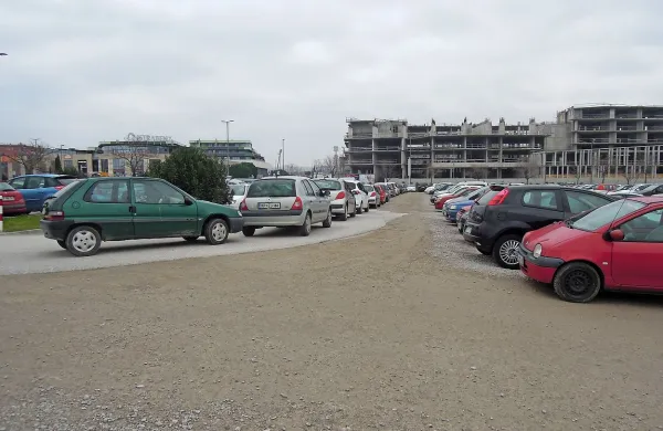 Makadam za tržnico je kljub praznikom poln tudi te dni.