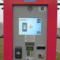 Na parkiriščih v sistemu Parkiraj in se pelji parkomat “izpljune” parkirni listek le, če imate avtobusno kartico.