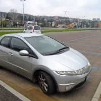 Veliko parkirišče pod pasarelo sameva, čeprav parkiranje stane samo en evro.