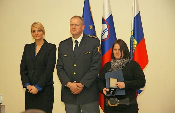 Medaljo policije za hrabrost sta Suzani Mezgec (desno) podelila v.d. generalnega direktorja Policije Marjan Fank in ministrica za notranje zadeve Vesna Györkös Žnidar.  