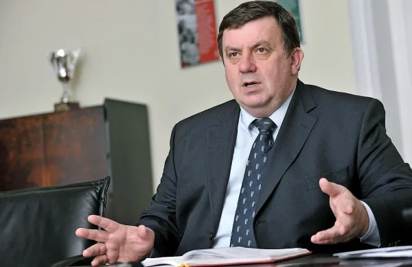 Samu Fakinu v  boju za ponovni mandat na vrhu Zavoda za zdravstveno zavarovanje Slovenije ne kaže dobro. 