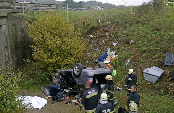 Bolgarski voznik je zapeljal z avtoceste in z mazdo obstal na makadamski poti pod njo. V nesreči je umrl njegov 40-letni brat. 