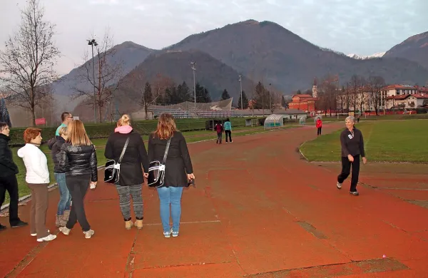 Skozi luknje 35 let stare atletske steze  že poganja trava.