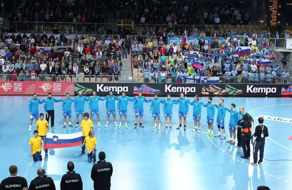 Slovenska moška rokometna reprezentanca se pripravlja na nastop na januarskem svetovnem prvenstvu v Katarju. Prvi test jo čaka konec tedna, ko se bo v Celju predstavila na  novoletnem turnirju.