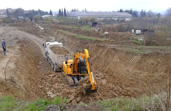 V Olmu ob Dolinski cesti gradijo cesto in kanalizacijo.