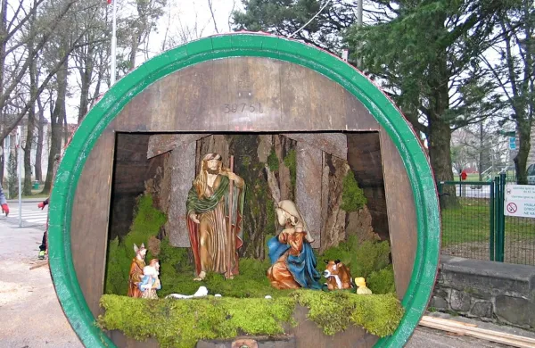 Turistično društvo Lanthieri je jaslice na Glavnem trgu v Vipavi  postavilo kar v lesen sod. 