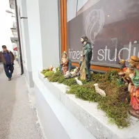 V Solkanu je  v izložbah solkanskih restavracij, frizerskih salonov in drugih lokalov na ogled 35 jaslic. Tradicionalna razstava pa je tudi v samostanu na Sveti Gori. 