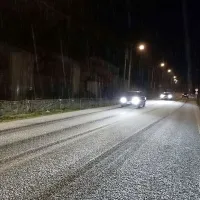 Padavine bo spremljal močan veter, možna je poledica