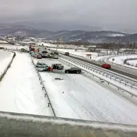 Ob 13.05 so koprski policisti prejeli obvestilo o hudi prometni nesreči pri uvozu na avtocesto pri Postojni