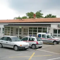 Nekateri krajani  tožijo, da je splošna ambulanta v Divači kdaj nenapovedano zaprta in zato ostanejo brez zdravnika, kar vodstvo zdravstvenega doma zanika, divaška županja pa bo skupaj z odgovornimi  poiskala najbolj optimalno rešitev. 
